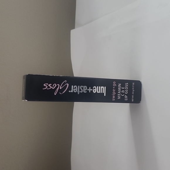 Lune + Aster Vitamin C &E Lip Gloss Influencer - Picture 2 of 5